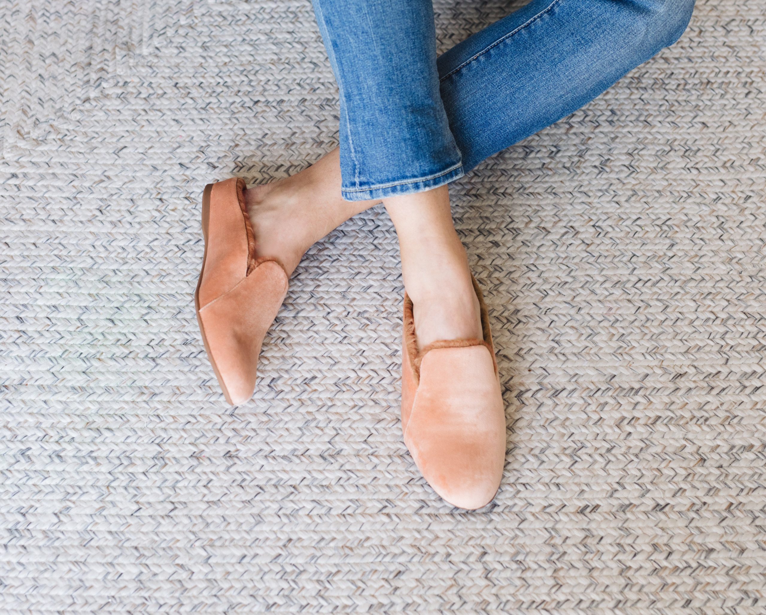 Maya_Dusty_Rose_Photo_On_foot_lifestyle_crossed_legs_close.jpg Maya_Dusty_Rose_Photo_On_foot_lifestyle_crossed_legs_close.jpg